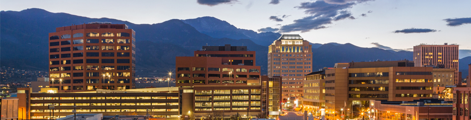 Vue sur le centre-ville de Colorado Springs avec les montagnes en arrière-plan